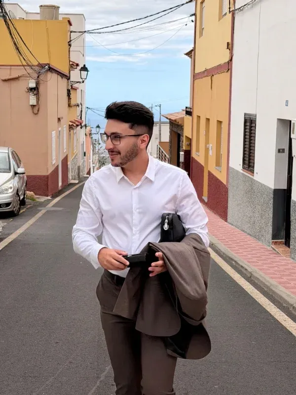 Foto de Roberto Pepió, con una camisa blanca, mirando a la cámara con una sonrisa tímida.