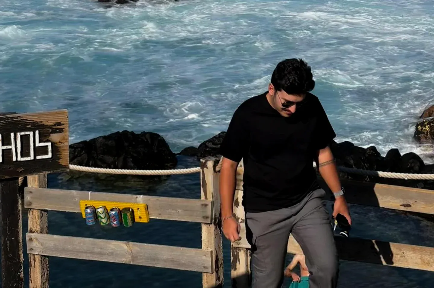 Robert Pepió, subiendo unas eascaleras al aire libre, con el mar de fondo de Tenerife.